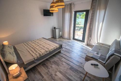 1 queen bed, 1 sofa bed