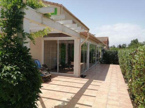 Belle villa climatisée 3 chambres, véranda, terrasse arborée dans résidence sécurisée avec piscine commune 800m de la mer WIFI Un vrai Havre de Paix LRCS98 - Location, gîte - Portiragnes