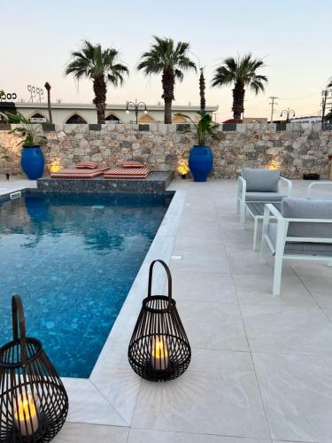 Cora May Central Villa with private pool 200m to the beach