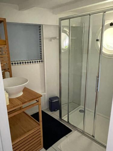 Mérig'home Chambre BD climatisée dans maison avec piscine au calme en ville, SdB & toilettes privés