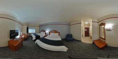 Queen Room with Two Queen Beds - Non-Smoking