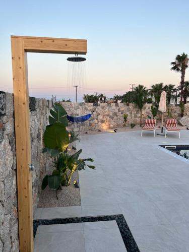 Cora May Central Villa with private pool 200m to the beach