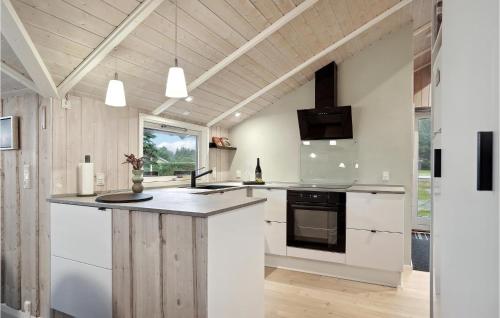 Kitchen, Amazing Home In Lkken With 3 Bedrooms, Sauna And Wifi in Gronhoj
