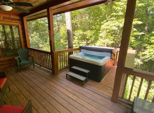 The Wander Inn Cabin In The BR Mtns w Hot Tub in Blue Ridge, USA