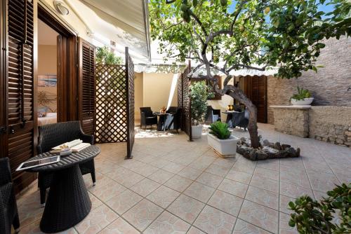 Double Room with Patio image 5
