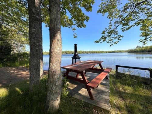 Archie's Lakeside Cabin