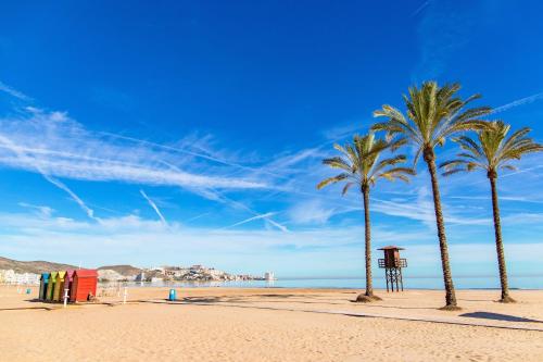 NUEVO, con vistas laterales al mar y a 60 metros de la playa