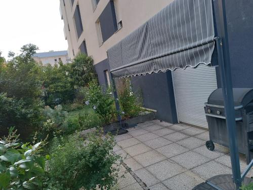 Appartement entier Cozy Rdj proche tramway, stade OL, ARENA, Eurexpo, Aéroport StExupéry, Gare TGV Lyon Partdieu