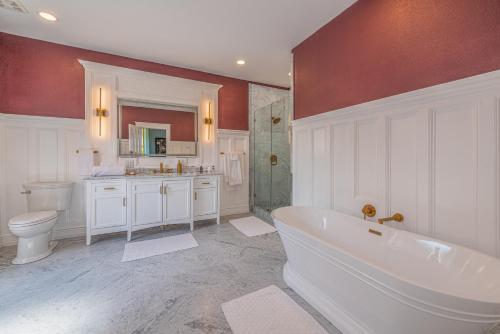 衛浴, Orman Mansion - Pueblo's Most Luxurious Stay! in 梅薩章克申