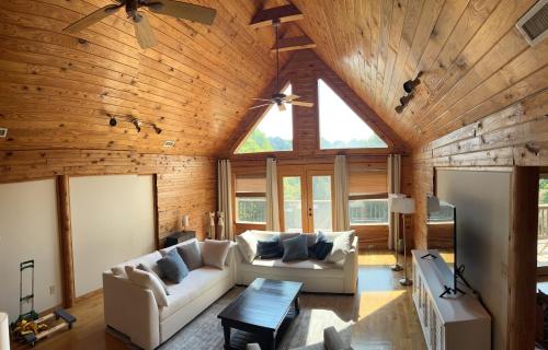 Lakefront-Private-Huge Log Cabin in , USA