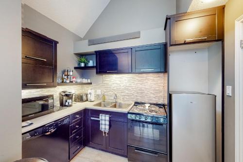Condo 612 at North Creek Resort, Blue Mountains (photo 6)