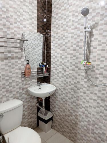 Shower, Doll House 1 in Orani