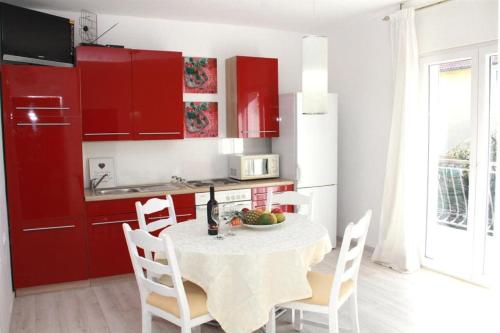 Sea view and beach apartament Green, Petar House