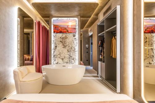 Camera tripla, deluxe