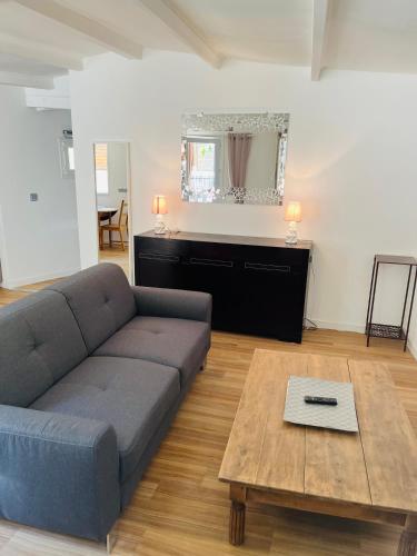 Au charme provençal (Au charme provencal) in Алош