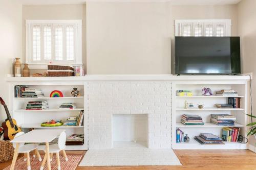 Lovely Family Friendly Home- Free Parking in Evanston, USA