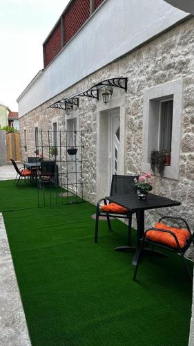 Iekārtas, Grošovi Dvori (Grosovi Dvori) in Opuzen