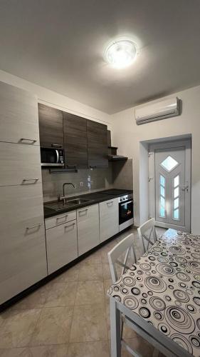 virtuve, Grošovi Dvori (Grosovi Dvori) in Opuzen