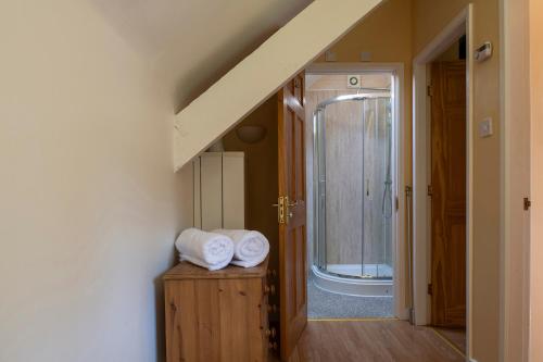 The Coachhouse - Cottage with Hot tub - image 2