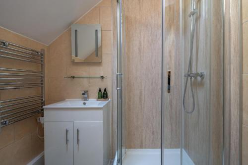 The Coachhouse - Cottage with Hot tub - image 13