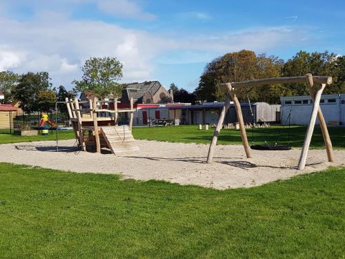 Atmospheric chalet with beautiful garden, on a holiday park near the Wadden Sea