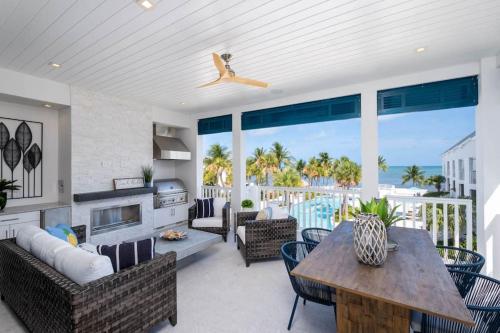 Islamorada Modern Penthouse with Private Beach in Islamorada, USA