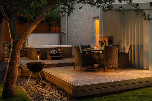 The Coachhouse - Cottage with Hot tub - image 14