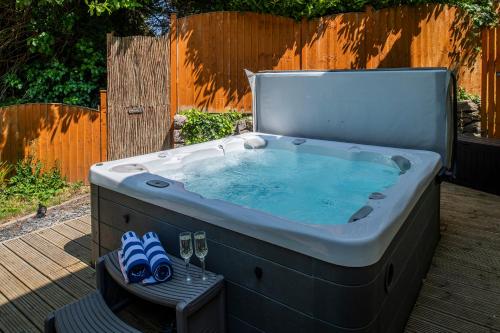 The Coachhouse - Cottage with Hot tub
