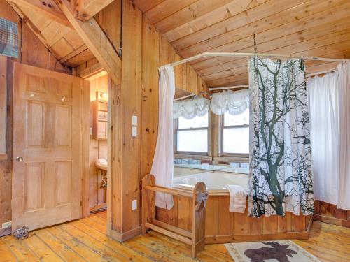 Bear Cave Haus, 2 Bedrooms, Fireplace, Hot Tub, Pool Table, WiFi, Sleeps 8