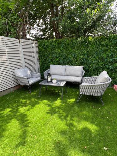 Beautiful 5-bedroom private house in quiet London street 2 minutes from station, Londyn
