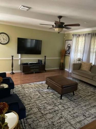 Beautiful 3 bed/2 1/2 Bath Home Centrally Located