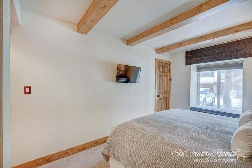 Mountain Elegance - Spacious Condo, Steps to Main Street and Base of Peak 9 Ski Area! CL104