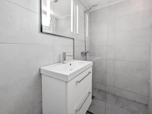 Super Paradise Apartments - image 12