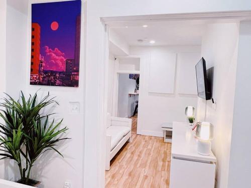 Modern, Spacious Oasis! Getaway! Entire House! 7 Min to Downtown in Baltimore, USA