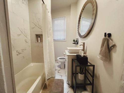 Modern, Spacious Oasis! Getaway! Entire House! 7 Min to Downtown in Baltimore, USA