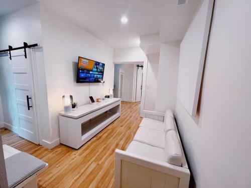 Modern, Spacious Oasis! Getaway! Entire House! 7 Min to Downtown in Baltimore, USA