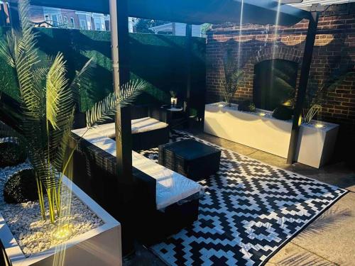 Modern, Spacious Oasis! Getaway! Entire House! 7 Min to Downtown in Baltimore, USA