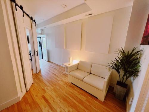 Modern, Spacious Oasis! Getaway! Entire House! 7 Min to Downtown in Baltimore, USA