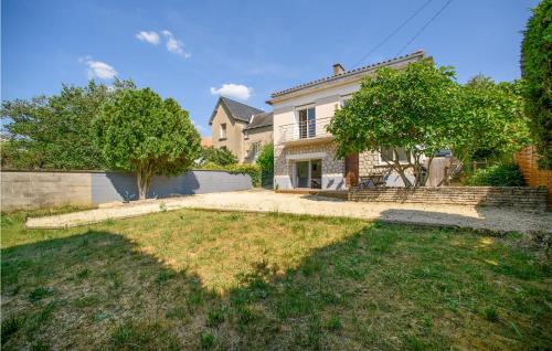 Gorgeous Apartment In Poitiers With Kitchen