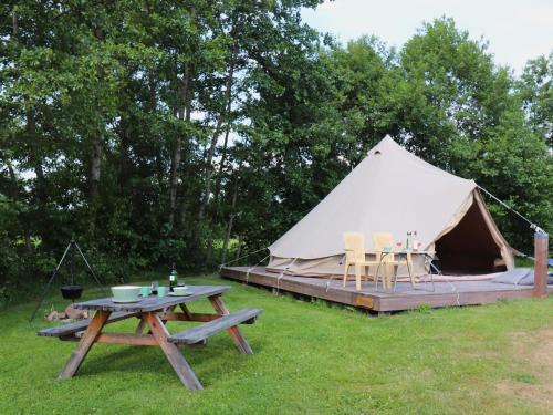 Kert, Glamping Tent in Twijzel near Nature in Twijzelerheide