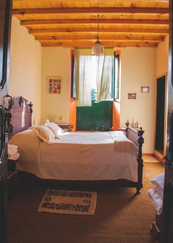 1 double bed, 1 twin bed
