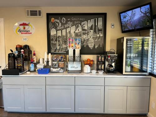 Super 8 by Wyndham Red Bluff - image 14