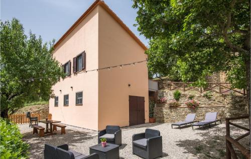 Nice Home In Castiglion Fiorentino With Wifi, 2 Bedrooms And Jacuzzi