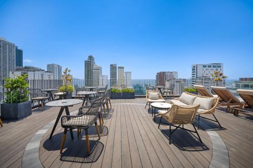 473026479 Golden Lotus Grand Da Nang - Panoramic Rooftop Bar & Daily Afternoon Tea