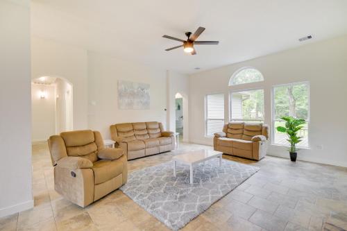 Airy Dayton Vacation Home with Deck and Private Yard! in Dayton (TX)