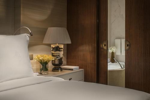 Deluxe King Room image 10