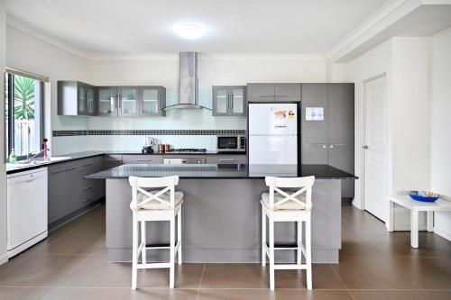 The Decks - Family Beach Getaway - 8 guests ZE9 - Sunshine Coast