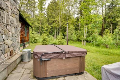 Secluded Elka Park Cabin Hot Tub and Fire Pit!