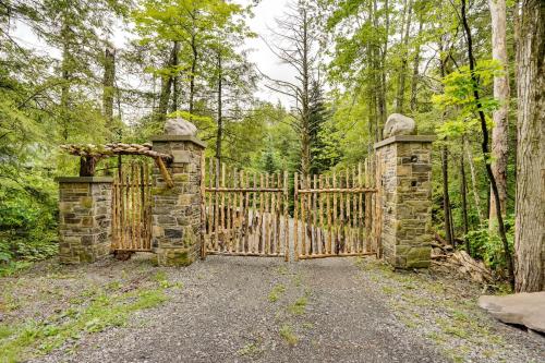 Secluded Elka Park Cabin Hot Tub and Fire Pit!