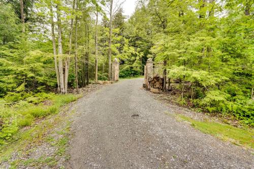 Secluded Elka Park Cabin Hot Tub and Fire Pit!